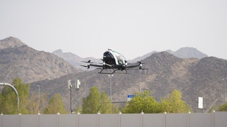 “تاكسي طائر” لنقل الحجاج في السعودية! (صور)