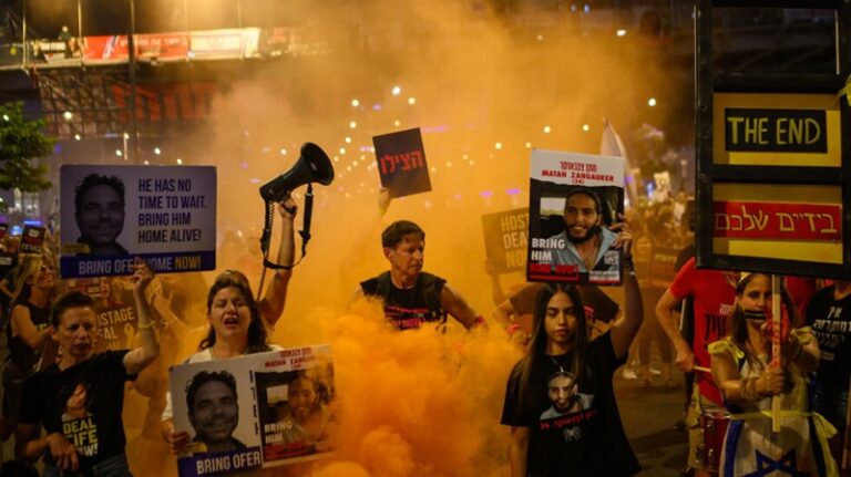 بالفيديو – احتجاجات وإغلاق طرقات في “تل أبيب”