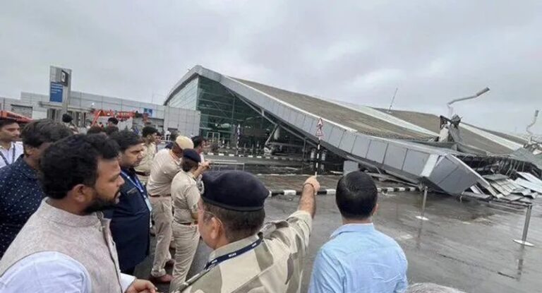 بالفيديو.. أعمدة معدنية ضخمة تدهس سيارات!