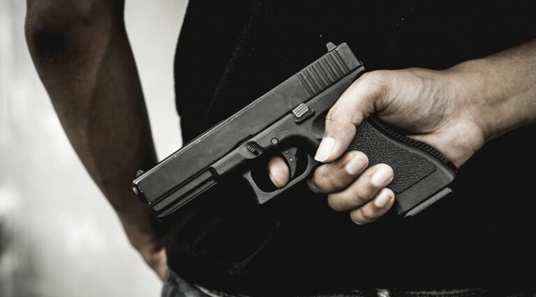 تعميم صور عصابة استدرجت ضحاياها لسرقتهم بقوة السلاح