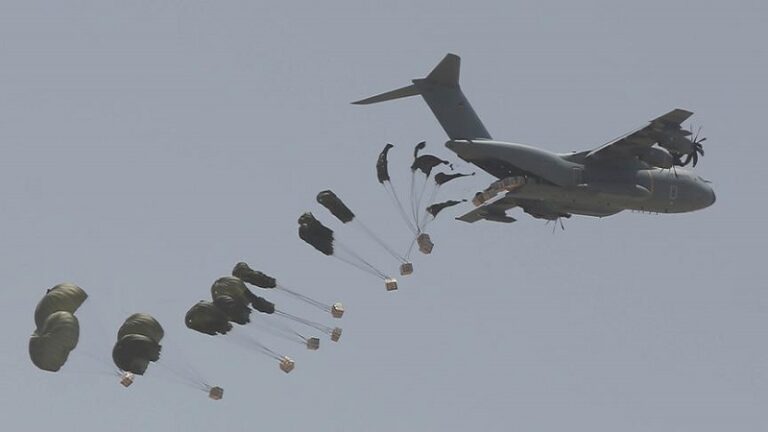 مساعدات غذائية من طائرات مجهولة لجنوب غزة