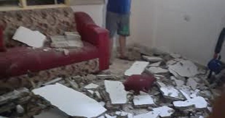 إصابة أم وإبنها بانهيار سقف المنزل عليهما بعد جدار الصوت ليلاً