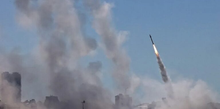 بالفيديو.. لحظة سقوط صاروخ في “كريات شمونة”