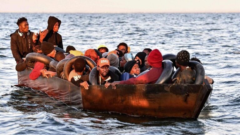 احتجاز عشرات المهاجرين على متن قارب في فلوريدا