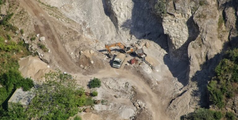 التعديات تستبيح عكار: 40 مقلعاً وكسارة في منطقة جرد القيطع