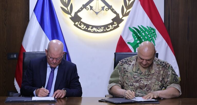 قائد الجيش يوقع اتفاقية تعاون مع السفير الهولندي