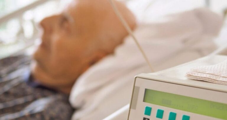 كيف يجب التصرف مع المريض على فراش الموت؟