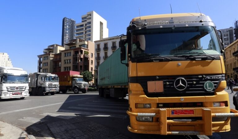 سائقو الشاحنات تحت رحمة “حيتان المرفأ”