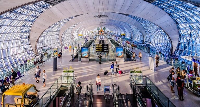 بالفيديو.. ثواني تفصل عن وقوع كارثة في المطار!