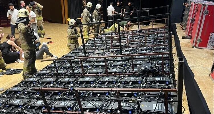 بالصور والفيديو.. 6 جرحى بسقوط شاشة أثناء حفل تخرج في تركيا