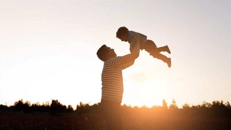 كيف بدأ احتفال العالم بعيد الأب؟