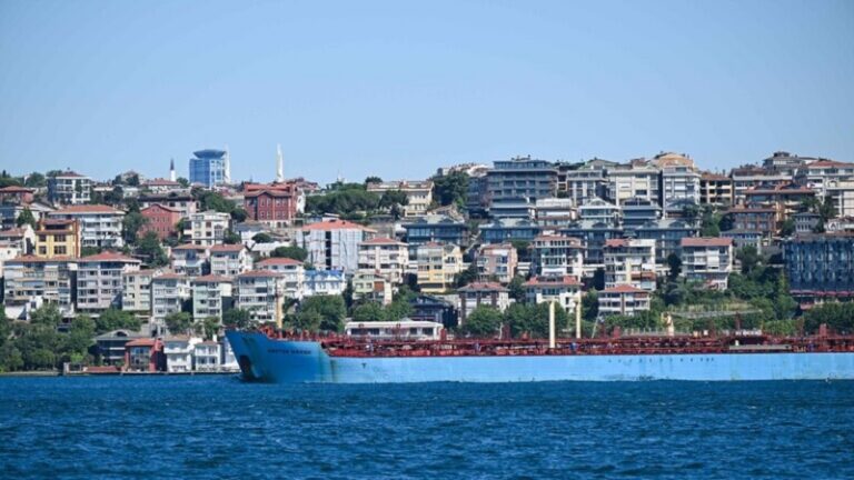 انهيار مبنى في اسطنبول (فيديو)