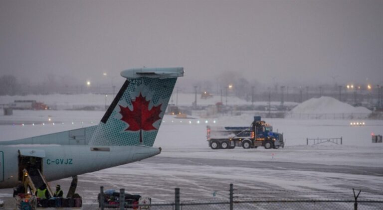 كندا تلغي مئات الرحلات الجوية!