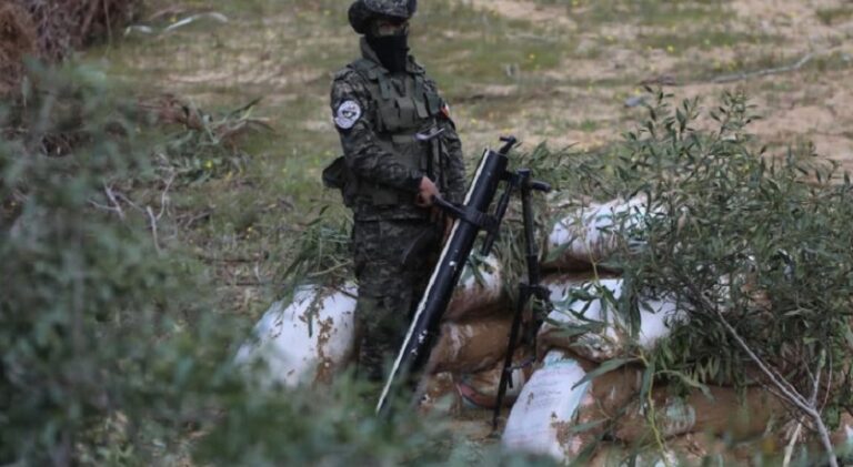 بالفيديو.. كتائب “المجاهدين” تقصف “العين الثالثة” برشقة صاروخية