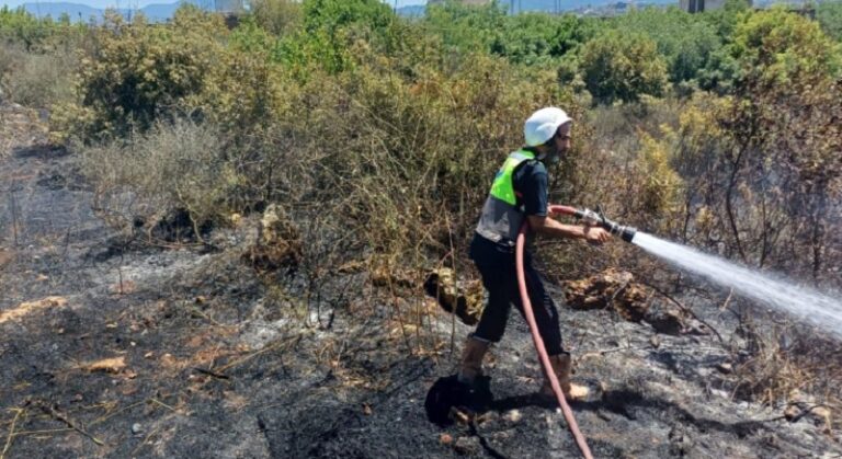 إخماد حرائق في القرى الجنوبية (صور)