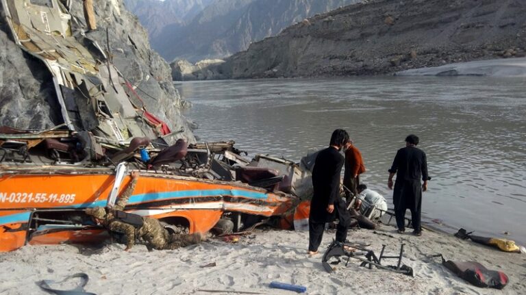16 قتيلاً بسقوط حافلة بنهر في كشمير