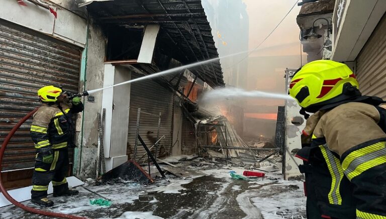 بالفيديو.. حريق هائل بسوق تجاري في البحرين!