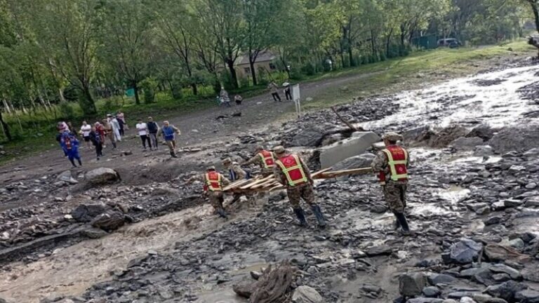 قتلى وأضرار مادية بانزلاقات طينية في قرغيزستان (فيديو)