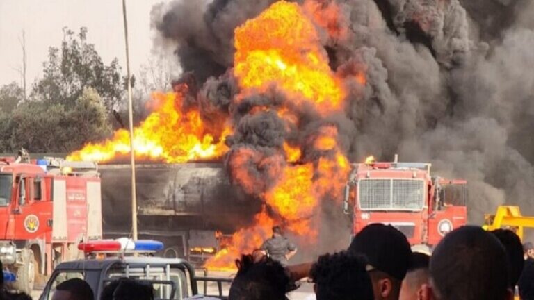 بالصور.. حريق هائل بمحطة وقود في بنغازي الليبية