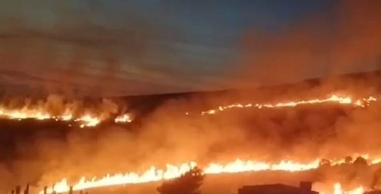 بالفيديو.. حريق هائل بقصف الاحتلال على تلة العويضة