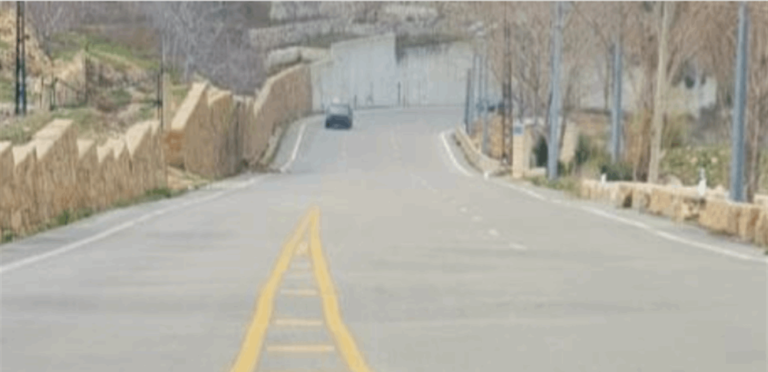 “الأشغال” تواصل إصلاح طريق إهدن