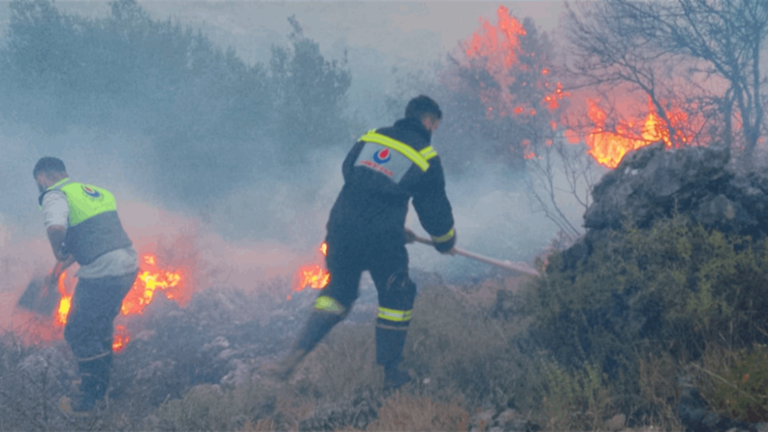 إخماد الحرائق المشتعلة جراء القصف في القطراني