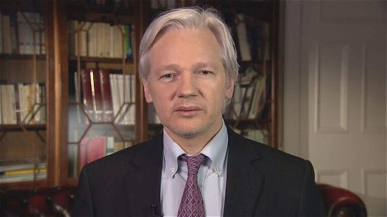 أسانج يصل إلى أستراليا