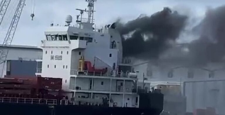 بالفيديو.. حريق في باخرة حديد بخليج حيفا