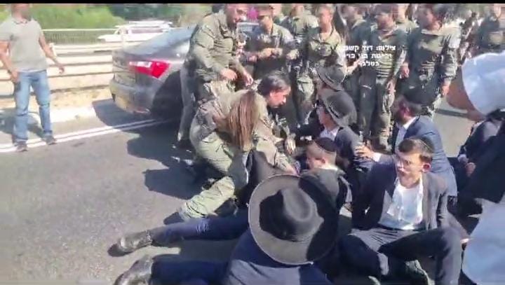 بالفيديو.. عشرات الصهاينة يغلقون شارعاً في “تل أبيب”