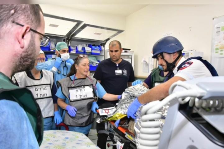 بالفيديو.. “الجليل الطبي” يستقبل 7 جرحى صهاينة