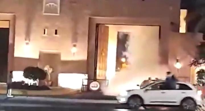 بالفيديو.. شاب أردني يحرق نفسه إحتجاجاً على التطبيع مع الكيان أمام القصر الملكي