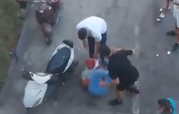 بالفيديو.. مجهولون يعتدون بالضرب على محامي في صور