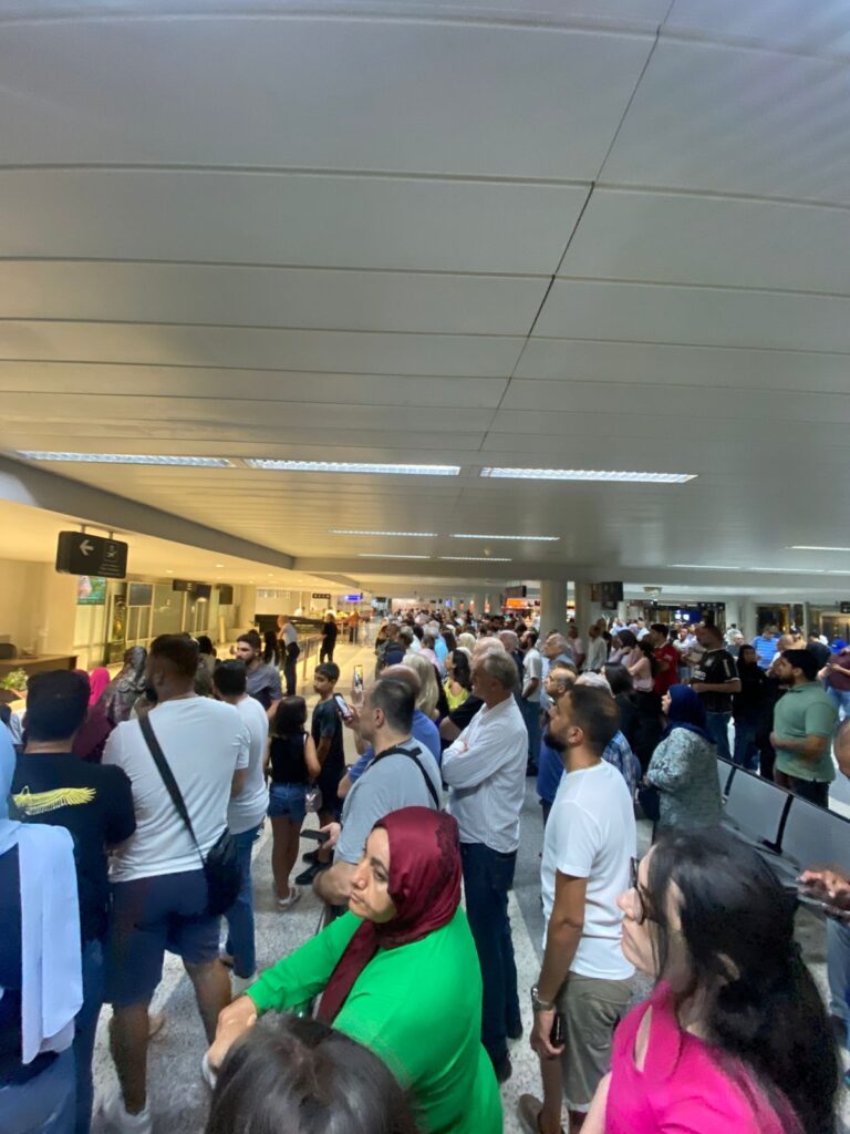 بالفيديو.. زحمة وافدين إلى مطار بيروت!