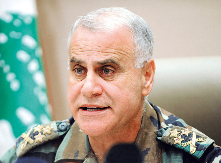 بالصورة ـ تجميد حسابات قائد الجيش السابق وعائلته