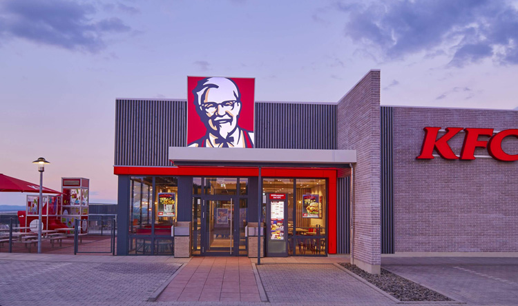 محتجون يغلقون مطعم KFC شرقي بغداد (فيديو)