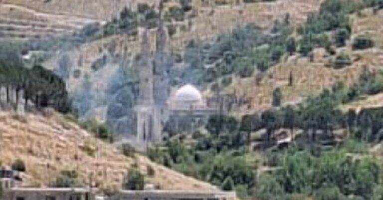 استهداف سيارة بين لبايا ويحمر