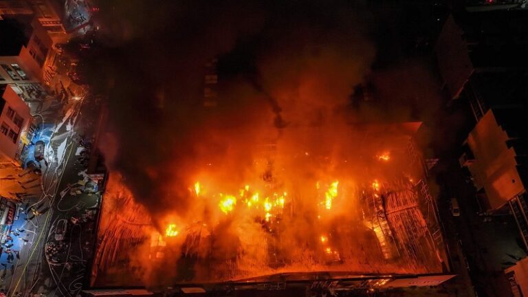 حريق كبير في الصين.. وأشخاص عالقون! (فيديو)