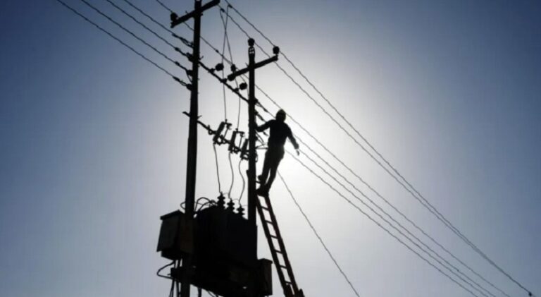 مقتل لص صعقاً بالكهرباء!