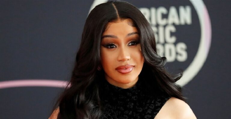 كاردي بي تروّج لموضة الحقائب الضخمة؟ (صور)