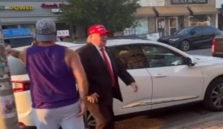 بالفيديو.. شبيه ترامب يتجول في الشوارع واضعاً ضمادة على أذنه!