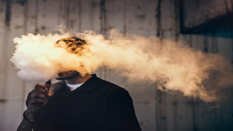 التدخين الإلكتروني خطير في الطقس الحار!