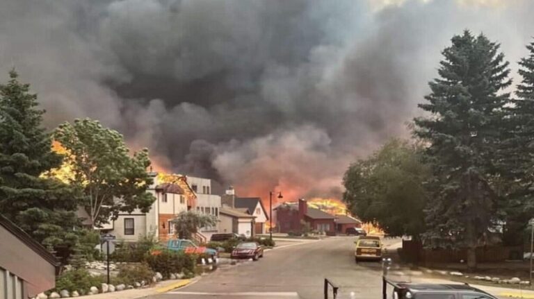 بالفيديو والصور.. حريق يلتهم أشهر مدينة سياحية في كندا