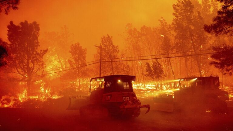 آلاف الأشخاص يغادرون منازلهم بسبب حرائق غابات كاليفورنيا!