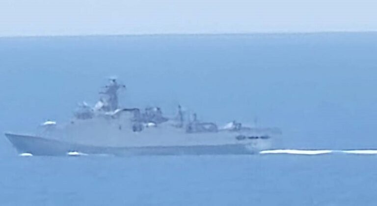 بارجة حربية مقابل شواطئ لبنان! (فيديو)