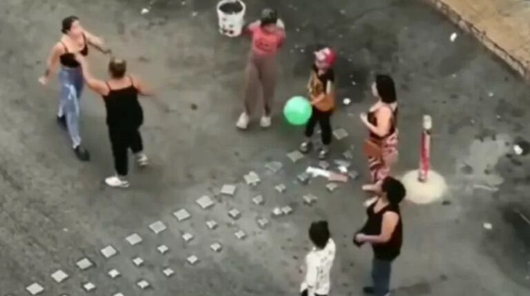 بالفيديو ـ معركة “دعارة”!