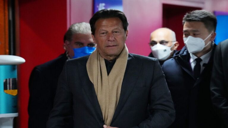 محكمة باكستانية توقف عمران خان وزوجته