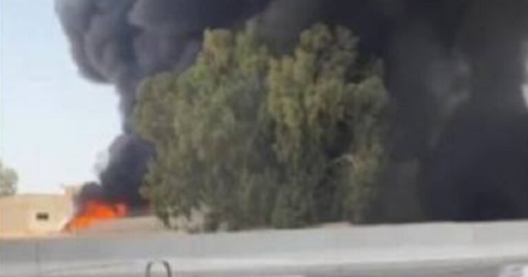 مصرع عامل بحريق مصنع في ليبيا (فيديو)