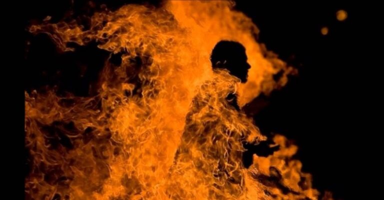 أب أضرم النار بجسده!