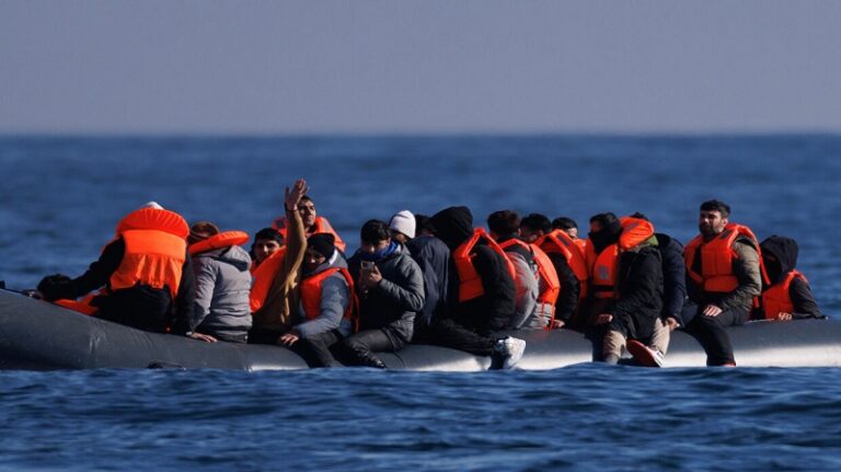 غرق 4 مهاجرين أثناء محاولتهم عبور قناة المانش