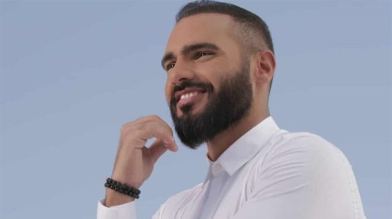 معجبة تقتحم حفل جوزيف عطية (فيديو)